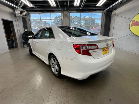 Used 2014 Toyota Camry SE w/ Fleet Convenience Package FWD image 3