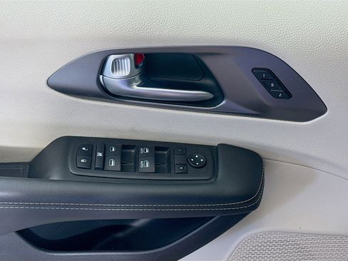 Used 2024 Chrysler Pacifica Touring-L FWD image 24