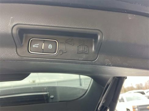 Used 2023 Ford Explorer XLT image 13