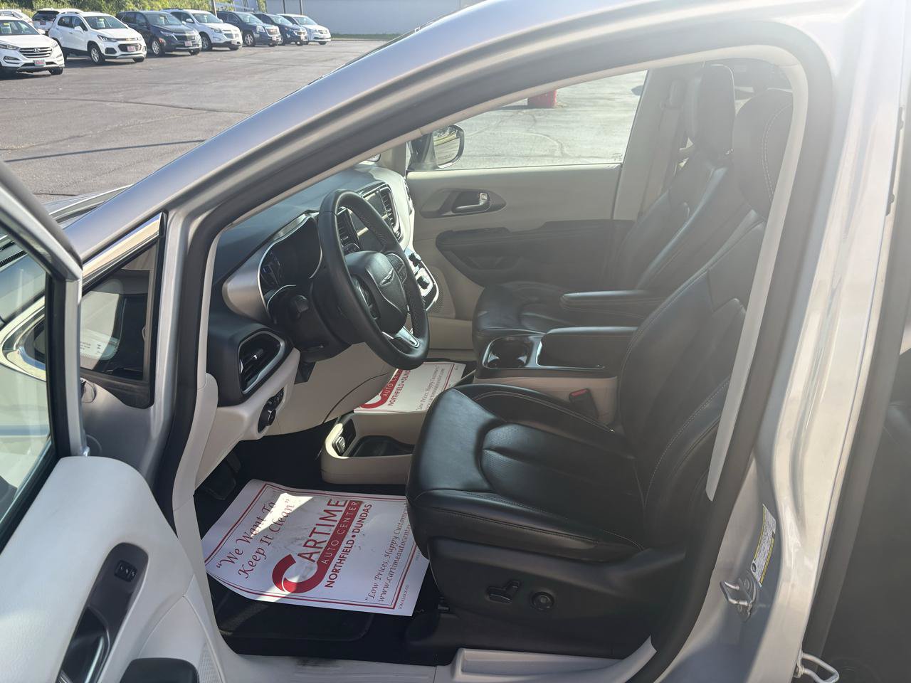 Used 2023 Chrysler Pacifica Touring-L FWD image 14