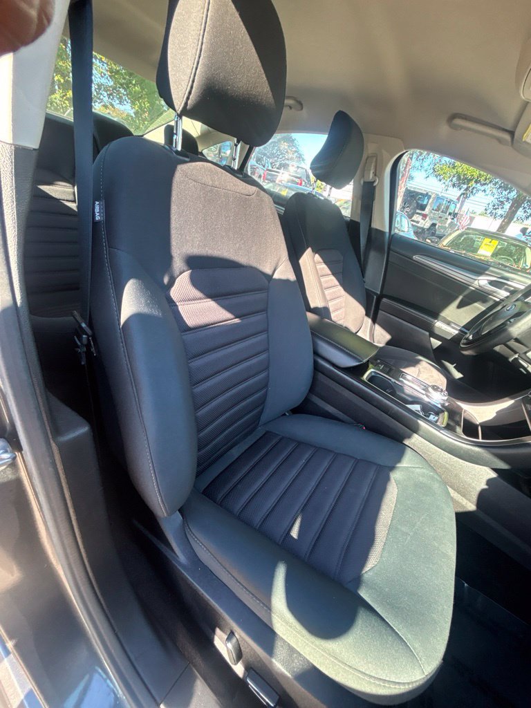 Used 2017 Ford Fusion SE FWD image 16