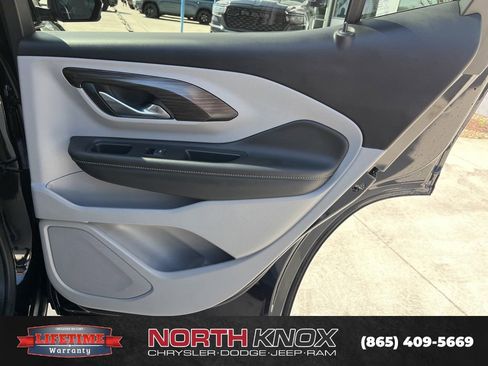 Used 2024 GMC Terrain SLT image 22