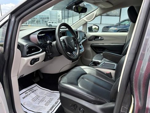 Used 2023 Chrysler Pacifica Touring-L FWD image 15
