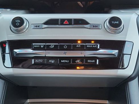 Used 2022 Ford Explorer XLT w/ Equipment Group 202A image 26