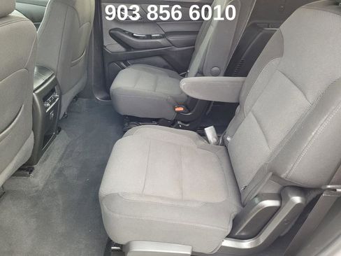 Used 2023 Chevrolet Traverse LT w/ Rear Camera Mirror Package image 32