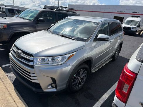 Used 2018 Toyota Highlander XLE AWD/4WD image 1
