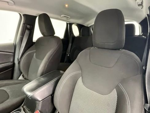 Used 2019 Jeep Cherokee Latitude w/ Popular Appearance Group FWD image 6