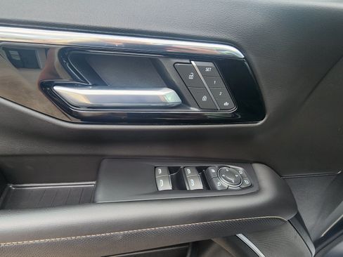 Used 2025 Chevrolet Suburban Premier AWD/4WD image 12