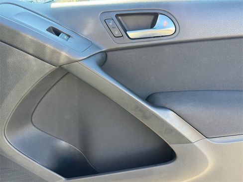 Used 2017 Volkswagen Tiguan Limited image 22