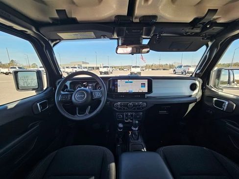 Used 2025 Jeep Gladiator Sport image 12