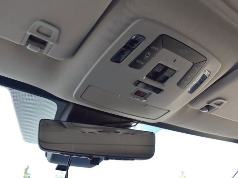 Used 2024 Toyota Sienna Limited image 20