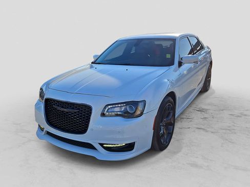 Used 2022 Chrysler 300 Touring L image 1