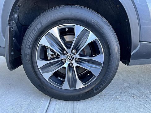 Used 2023 Toyota Highlander XLE AWD/4WD image 30