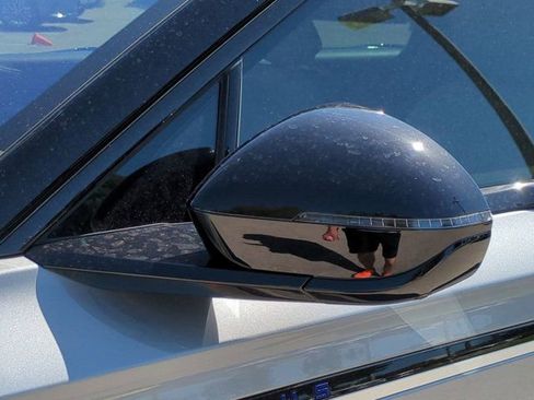 Used 2025 Lincoln Nautilus Reserve image 11