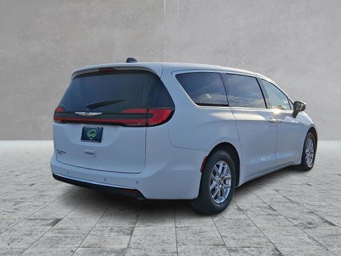 Used 2023 Chrysler Pacifica Touring-L FWD image 5