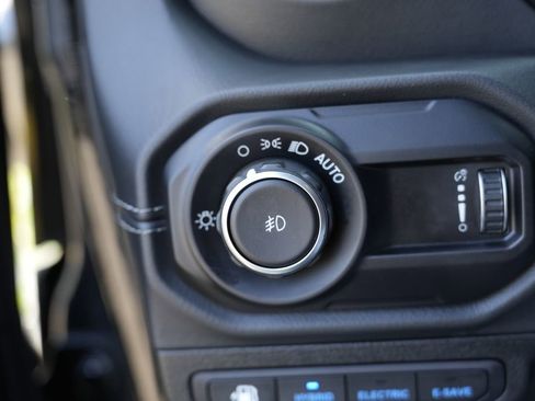 Used 2024 Jeep Wrangler Unlimited Sahara w/ Technology Group AWD/4WD image 52