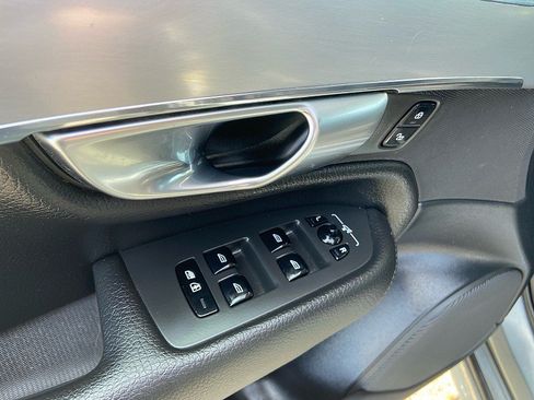 Used 2018 Volvo XC90 T5 Momentum w/ Convenience Package AWD/4WD image 10