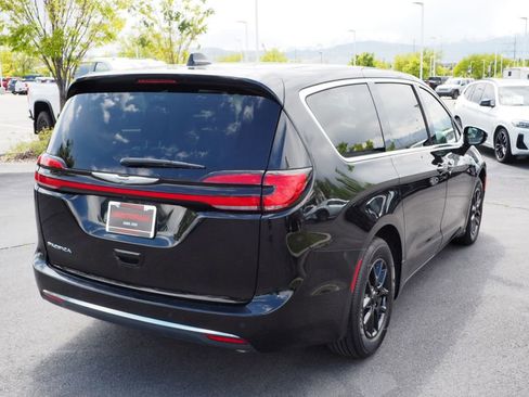 Used 2024 Chrysler Pacifica Touring-L FWD image 5
