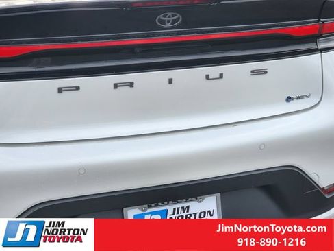 Used 2025 Toyota Prius LE FWD image 12