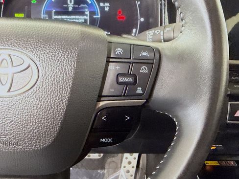 Used 2025 Toyota Camry SE FWD image 15