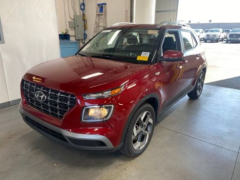Used 2025 Hyundai Venue SEL FWD image 2
