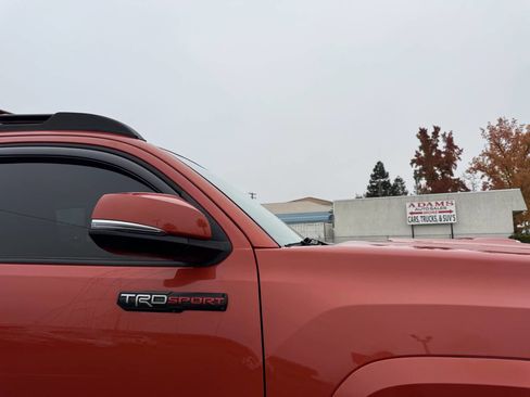 Used 2017 Toyota Tacoma TRD Sport image 31