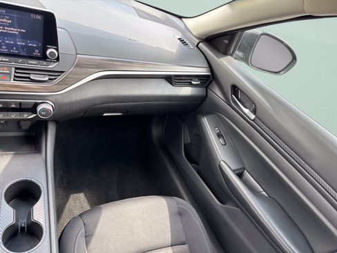 Used 2025 Nissan Altima 2.5 SV FWD image 25