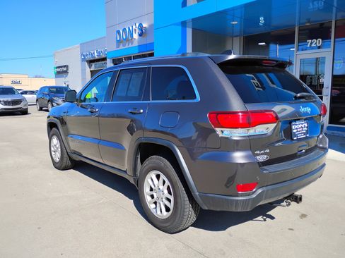 Used 2020 Jeep Grand Cherokee Laredo image 2
