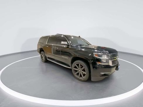 Used 2018 Chevrolet Suburban Premier image 2