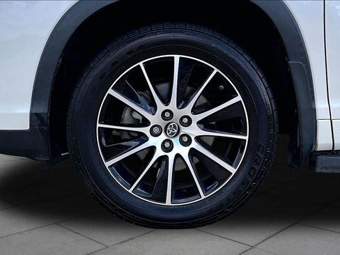 Used 2018 Toyota Highlander SE FWD image 17