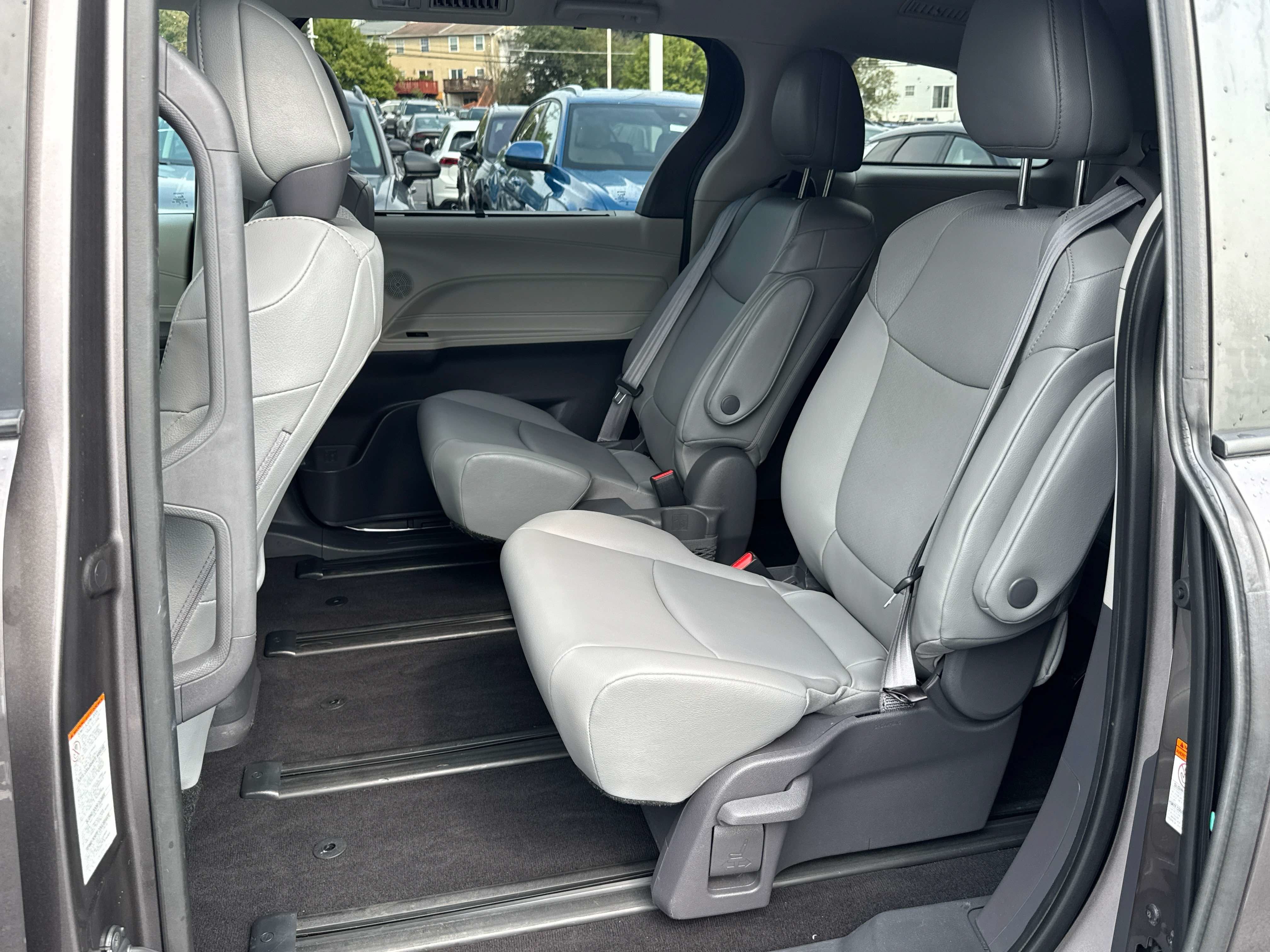 Used 2021 Toyota Sienna XLE FWD image 28