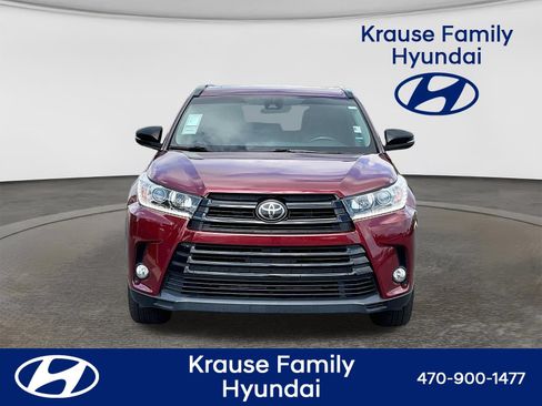 Used 2018 Toyota Highlander SE FWD image 2