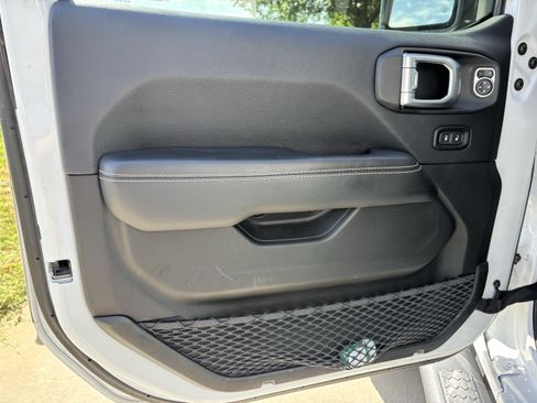 Used 2019 Jeep Wrangler Unlimited Sahara AWD/4WD image 14