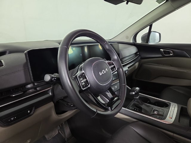 Certified 2025 Kia Carnival FWD image 12