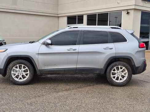 Used 2016 Jeep Cherokee Latitude AWD/4WD image 5