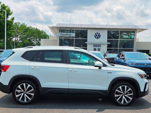 Certified 2022 Volkswagen Taos SE w/ Panoramic Sunroof Package AWD/4WD image 7