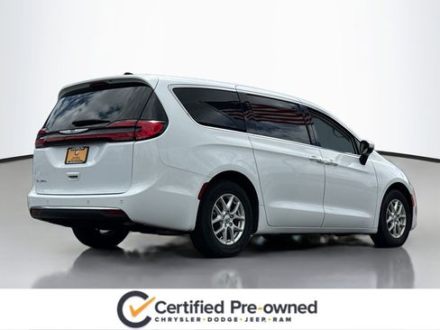 Used 2023 Chrysler Pacifica Touring-L FWD image 2