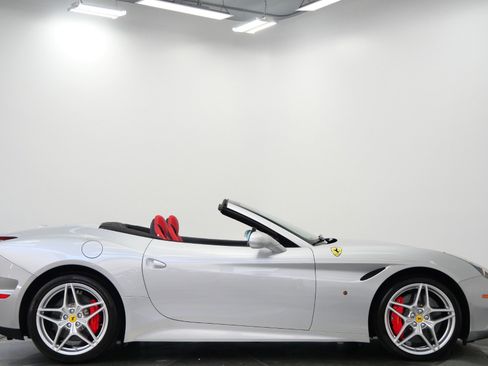 Used 2017 Ferrari California T RWD image 53