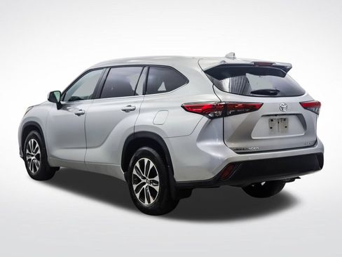 Used 2022 Toyota Highlander XLE AWD/4WD image 3