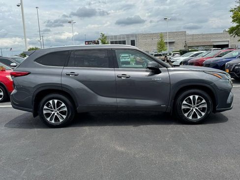 Used 2021 Toyota Highlander XLE AWD/4WD image 2