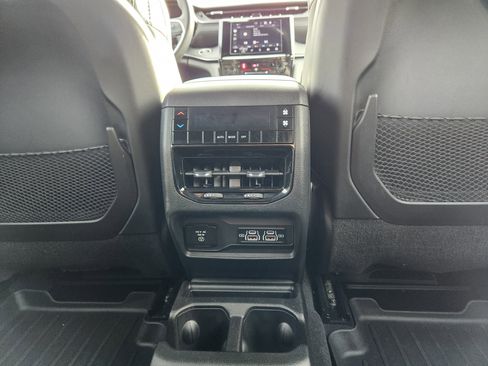 Used 2023 Jeep Grand Cherokee L Laredo image 14