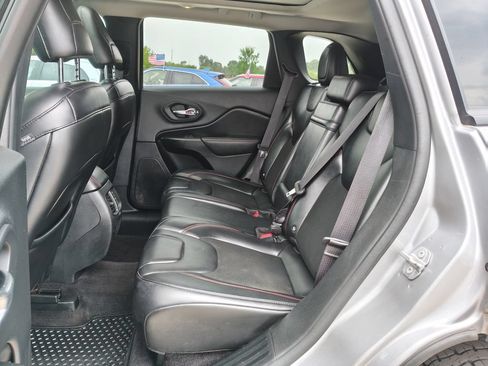 Used 2019 Jeep Cherokee Trailhawk w/ Comfort & Convenience Group AWD/4WD image 10