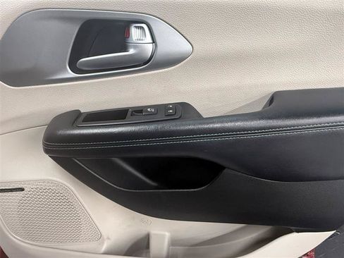 Used 2018 Chrysler Pacifica Limited w/ Advanced Safetytec Group FWD image 14