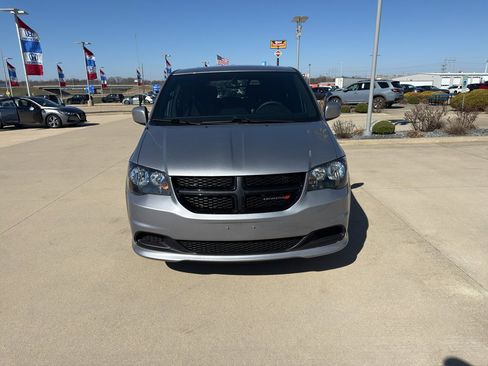 Used 2017 Dodge Grand Caravan SE image 2
