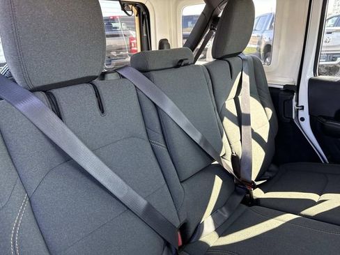 Used 2025 Jeep Wrangler Unlimited Sahara image 29