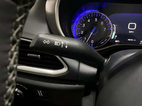 Used 2025 Chrysler Pacifica Select FWD image 35