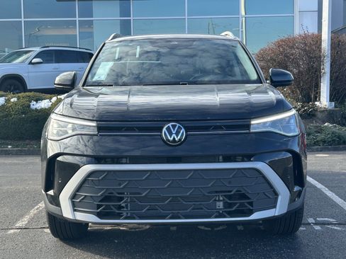 New 2026 Volkswagen Taos SE image 2