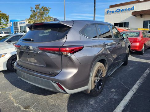 Used 2023 Toyota Highlander LE image 4