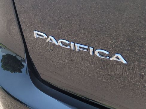 Used 2024 Chrysler Pacifica Touring-L AWD/4WD image 12