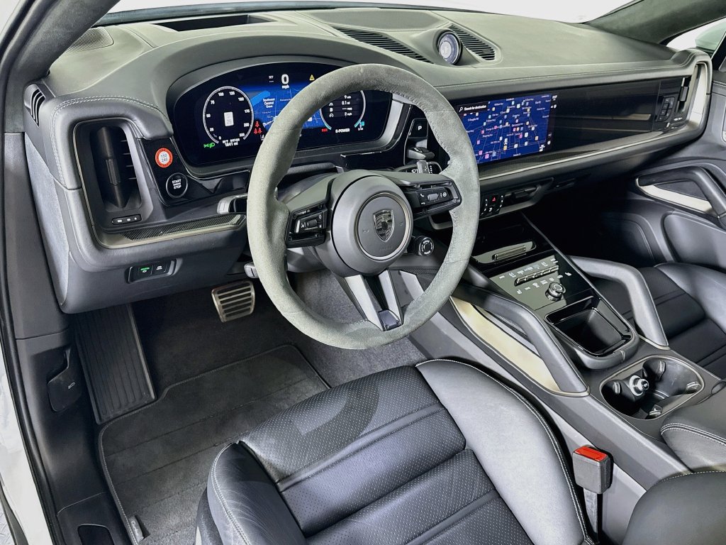 Certified 2025 Porsche Cayenne Turbo AWD/4WD image 4